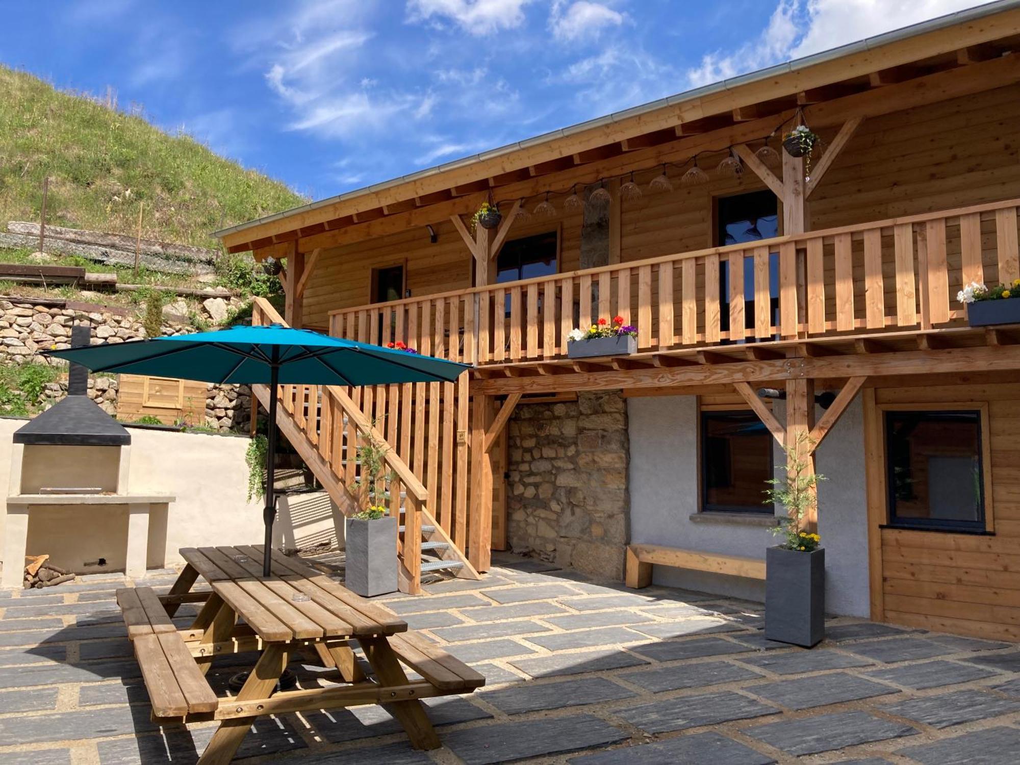 Grange Nere Le Clos Des Ours Matemale Exteriör bild